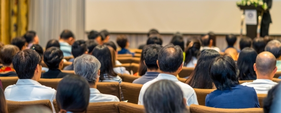 後援のための講演をしている様子